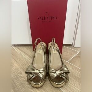 Authentic Valentino Garavani Metallic Gold Leather Bow Espadrille Wedges